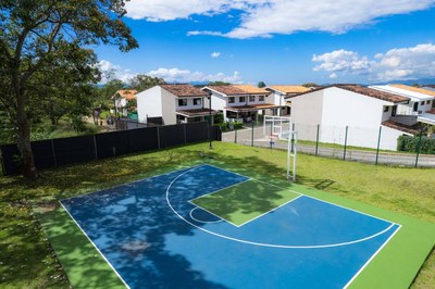 Espectacular comunidad dentro de un área natural – Casas en venta en Tambor, Alajuela – Canchas deportivas para practicar tu deporte favorito