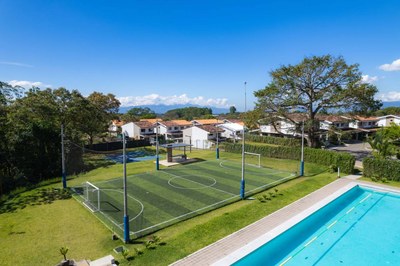  Espectacular comunidad dentro de un área natural – Casas en venta en Tambor, Alajuela –piscina semiolimpica para mantenerte en forma