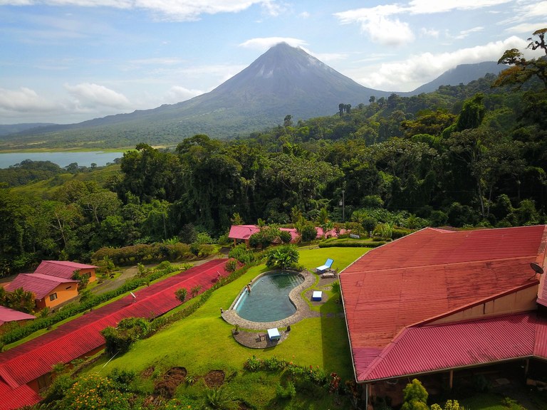 Nepenthe B&B: Hotel / B&B in the Rain Forest with spectacular views of Lake Arenal & Volcano.