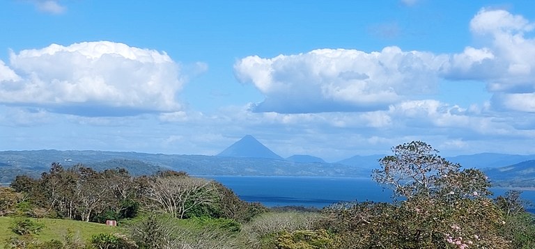 Vista Hermosa: Lake and Volcano view property 