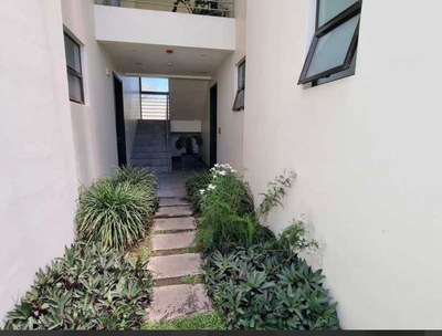 Alquiler Apartamento con jardin primer piso a 8 minutos de Multiplaza Escazú Costa Rica 3 habitaciones