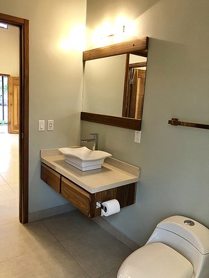 18 bathroom 2.jpg