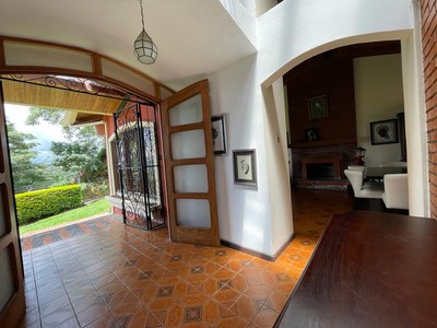 Venta Casa Independiente con Hermosa Vista Santa Ana Costa Rica