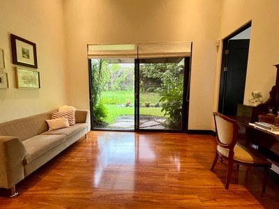 Venta Casa un Piso con Amplio Jardín Santa Ana Costa Rica