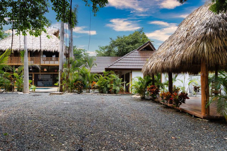 Casa Samoa Avellanas Beach House: It’s every surfer’s dream to wake up and be able to walk out their door to immediately check the surf from their front porch.