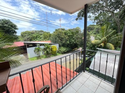 Venta Casa Independiente con Jardín y un Apartamento Santa Ana Costa Rica