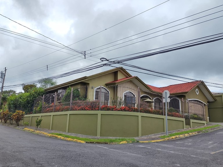 CASA ESTER: House For Sale in Lomas Del Sol