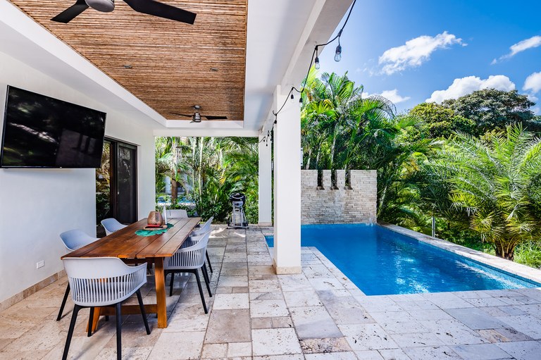 Casa Pacifica: Stunning home nestled in a quiet cul-de-sac in the gated community of Pacifico in Playas Del Coco.