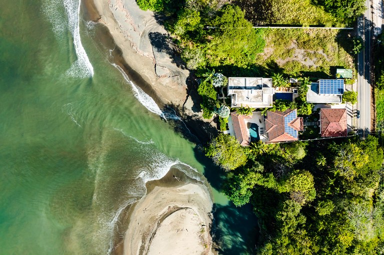 Casa Oltmann: Beach Front Mansion
