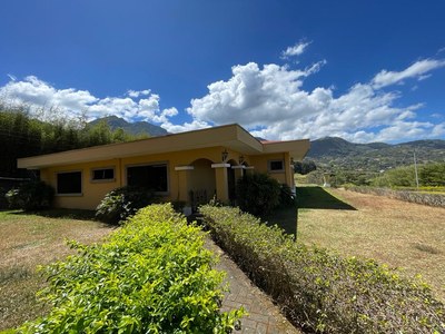 Venta casa con hermosa vista y amplio jardín Escazu Costa Rica San Jose San Antonio