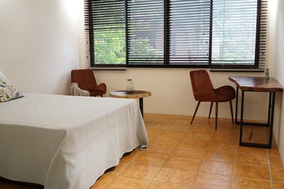 7 гостевая комната вид на половину команту с письменным столом и кресло.JPG