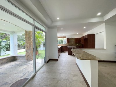 Venta casa en Condominio 4 habitaciones Santa Ana Costa Rica