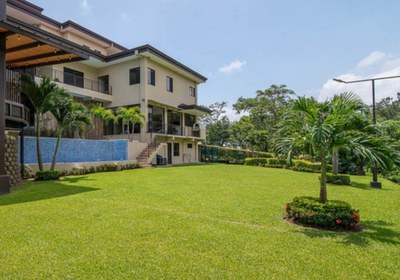 Sale-house-luxury-Hacienda-Los-Reyes-Costa-Rica-green-garden.JPG