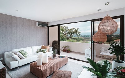 Cocina y sala amplias, con perfecta iluminación natural - condominios en venta en Escazú, san José