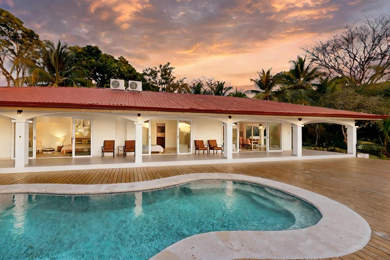 Casa Blanca: An Ideal Income Property: Breathtaking 4-Bedroom Oceanview Home in Uvita