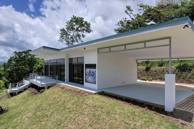 Villa Papillon: Lake Arenal view home in upscale subdivision 