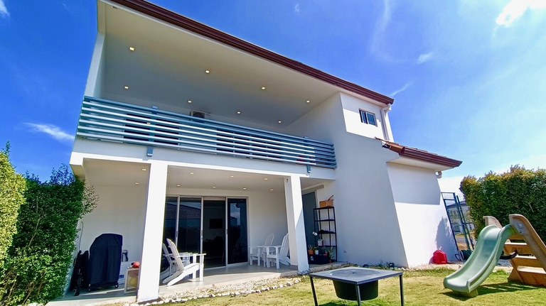 Condominio Francosta: Casa contemporanea en venta en condominio Francosta