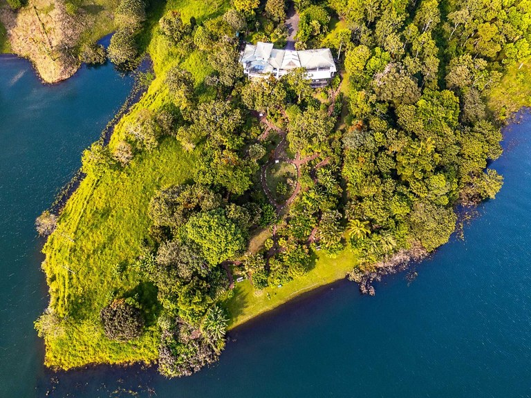 Villa Corazon: Unique LAKE FRONT property, 2 villas on 5 acres with lake access.