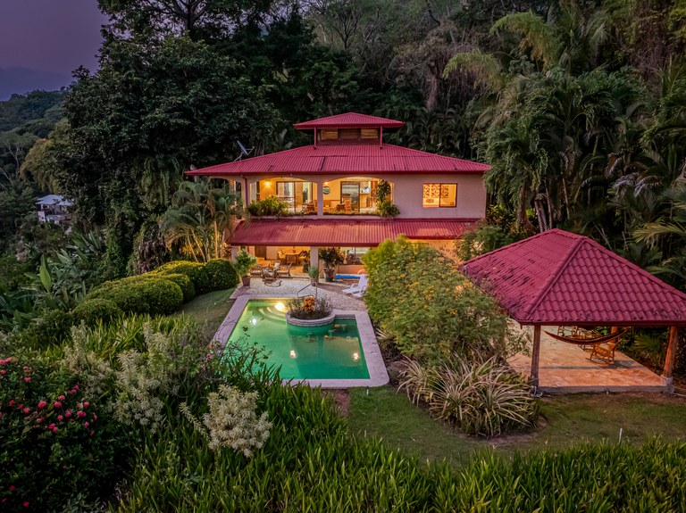 PRIVATE FAMILY ESTATE WITH STUNNING SUNSETS AND PACIFIC OCEAN VIEWS FOR MILES!: Se Vende Casa en la Montaña en Dominical