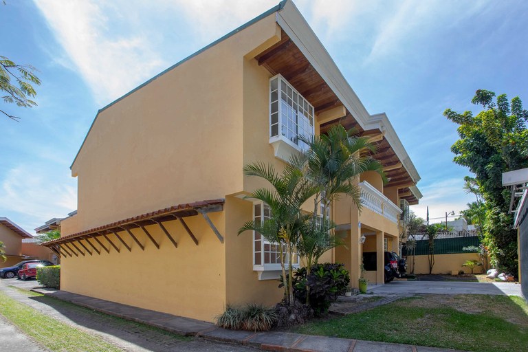 Cozy French Home: Se Vende Casa en la Montaña en San Antonio