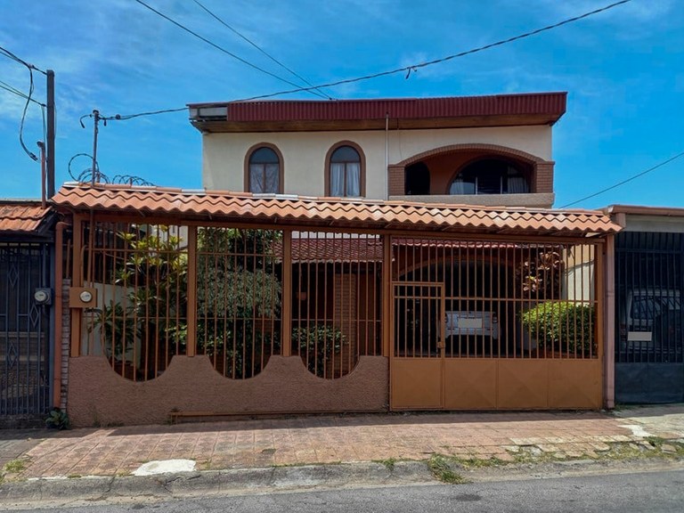 House located in the center of Alajuela