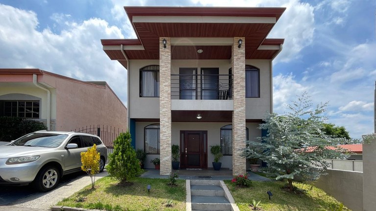 Two-story house for sale Grecia