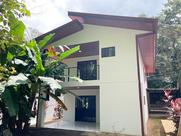 PRIME INVESTMENT OPPORTUNITY: BRAND-NEW HOME IN UVITA, CLOSE TO BEACHES AND ATTRACTIONS: Mountain House For Sale in Uvita
