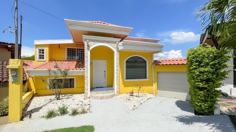 House for sale in gated community Grecia